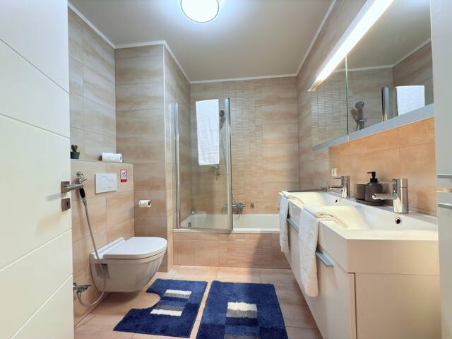 Modern Comfort 2 bedroom Apt w balcony&parking-Mam 1 — photo 20