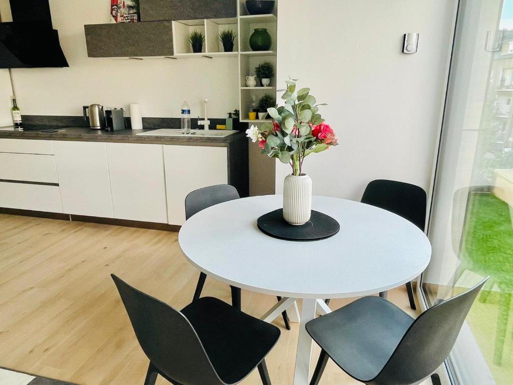 Brand new Listing in City Center with Terrace- 4a — photo 5