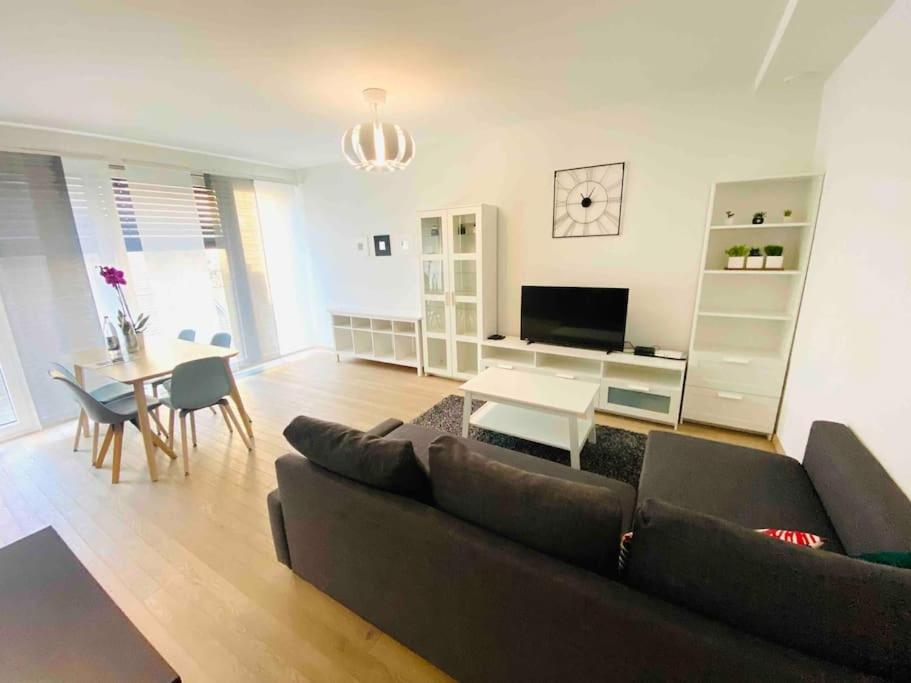 Trendy 2 bedrooms in Center 3b — photo 3