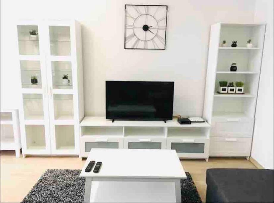 Trendy 2 bedrooms in Center 3b — photo 2