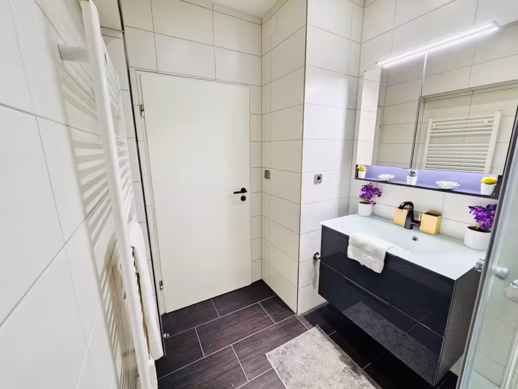 Chic Urban Stay 2BR with parking-BEL4 — photo 20