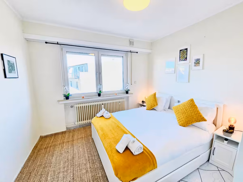 Chic Urban Stay 2BR with parking-BEL4 — photo 16