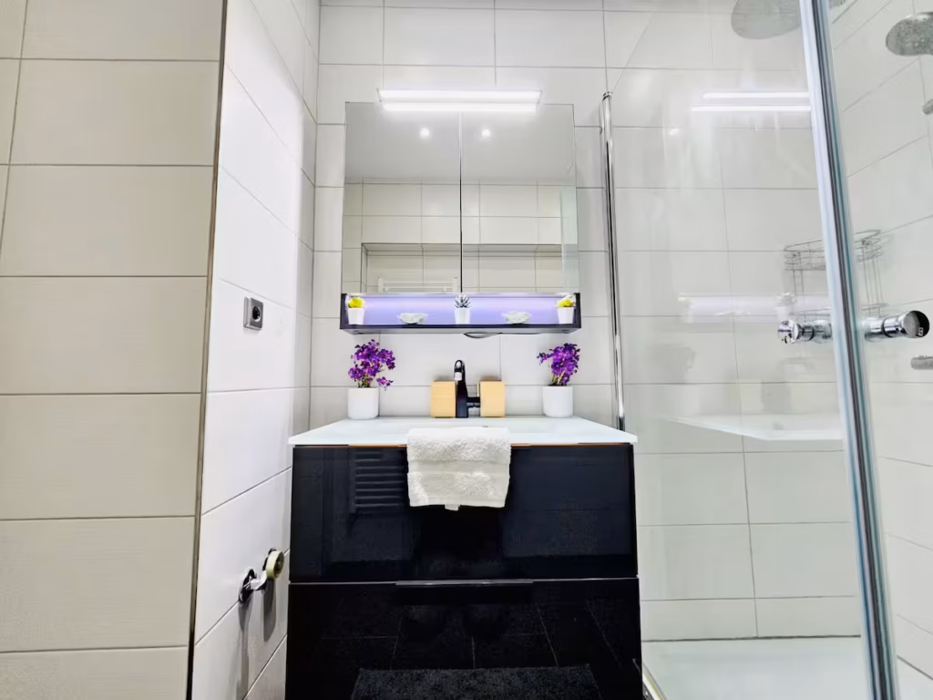 Chic Urban Stay 2BR with parking-BEL4 — photo 22