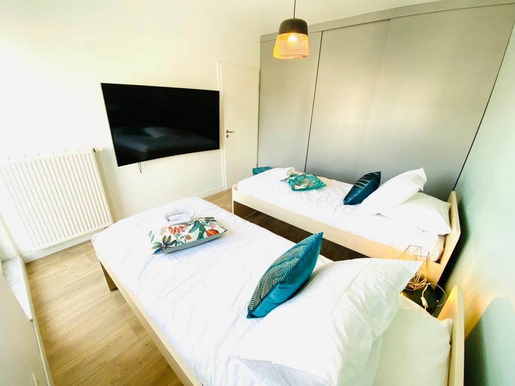 City Lights 2 bedroom with parking-22 — photo 13