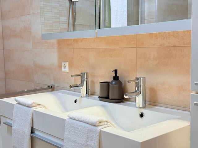 Modern Comfort 2 bedroom Apt w balcony&parking-Mam 1 — photo 22