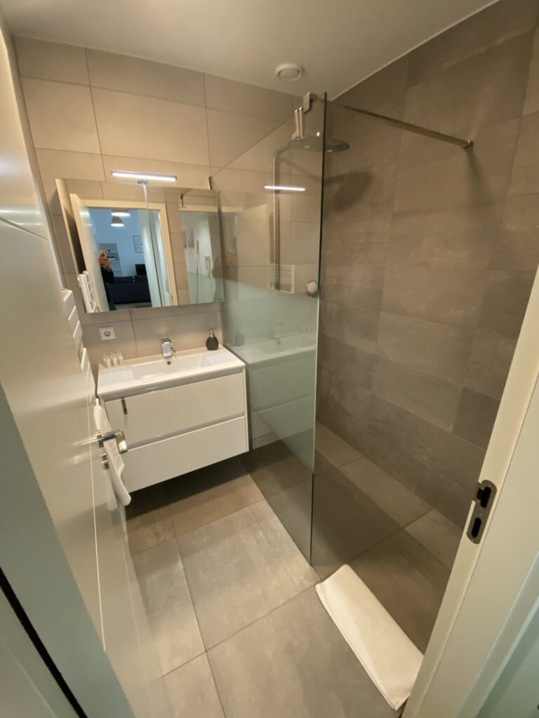 Modern 2 bedrooms in convenient location -3a — photo 10