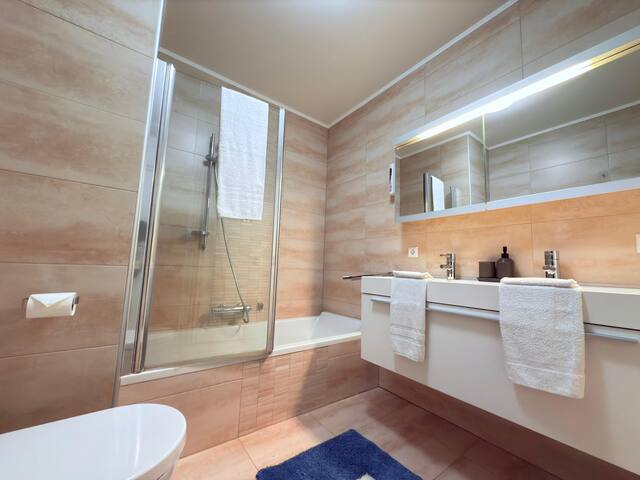 Modern Comfort 2 bedroom Apt w balcony&parking-Mam 1 — photo 19