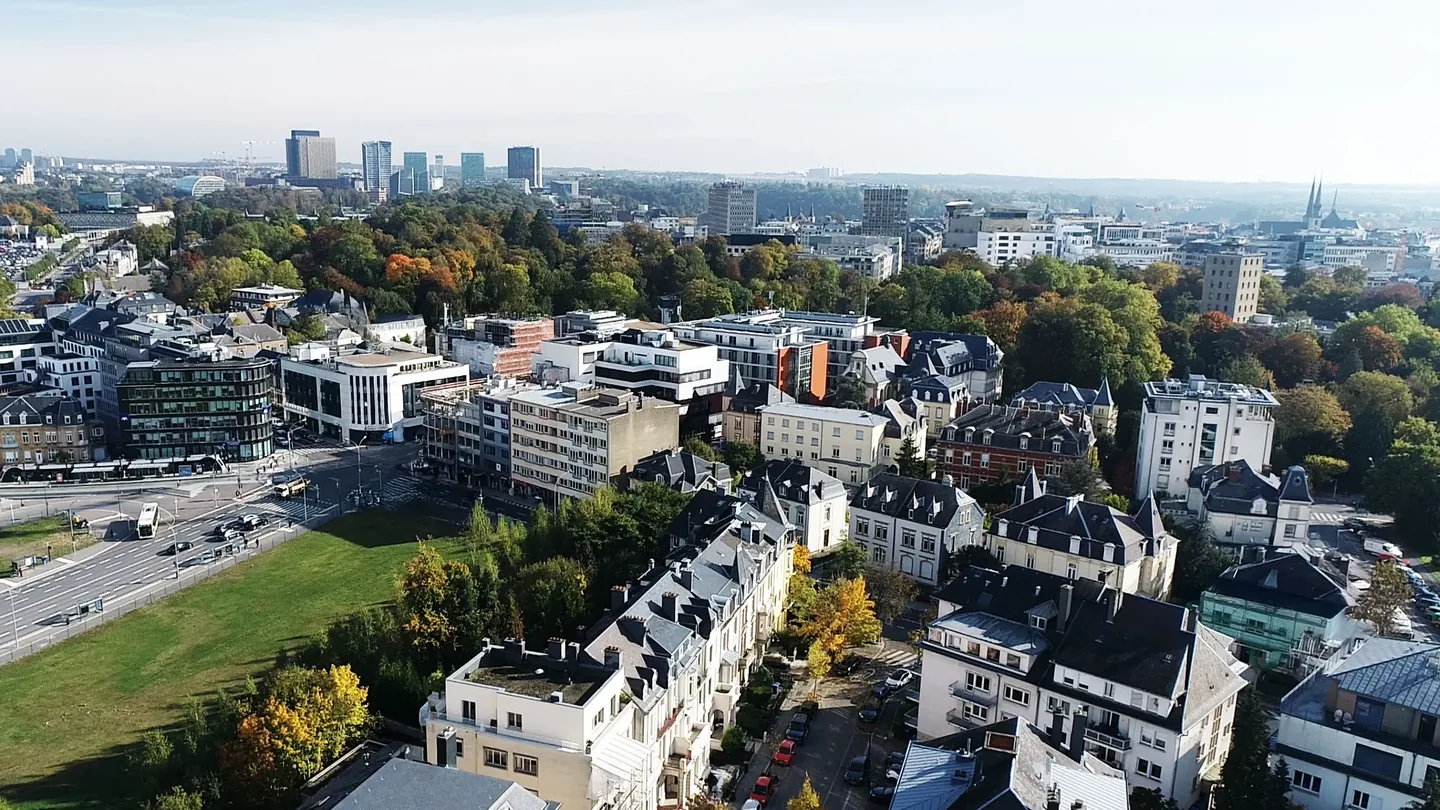 Belair vu d’en haut : maisons de ville et avenues bordées d’arbres